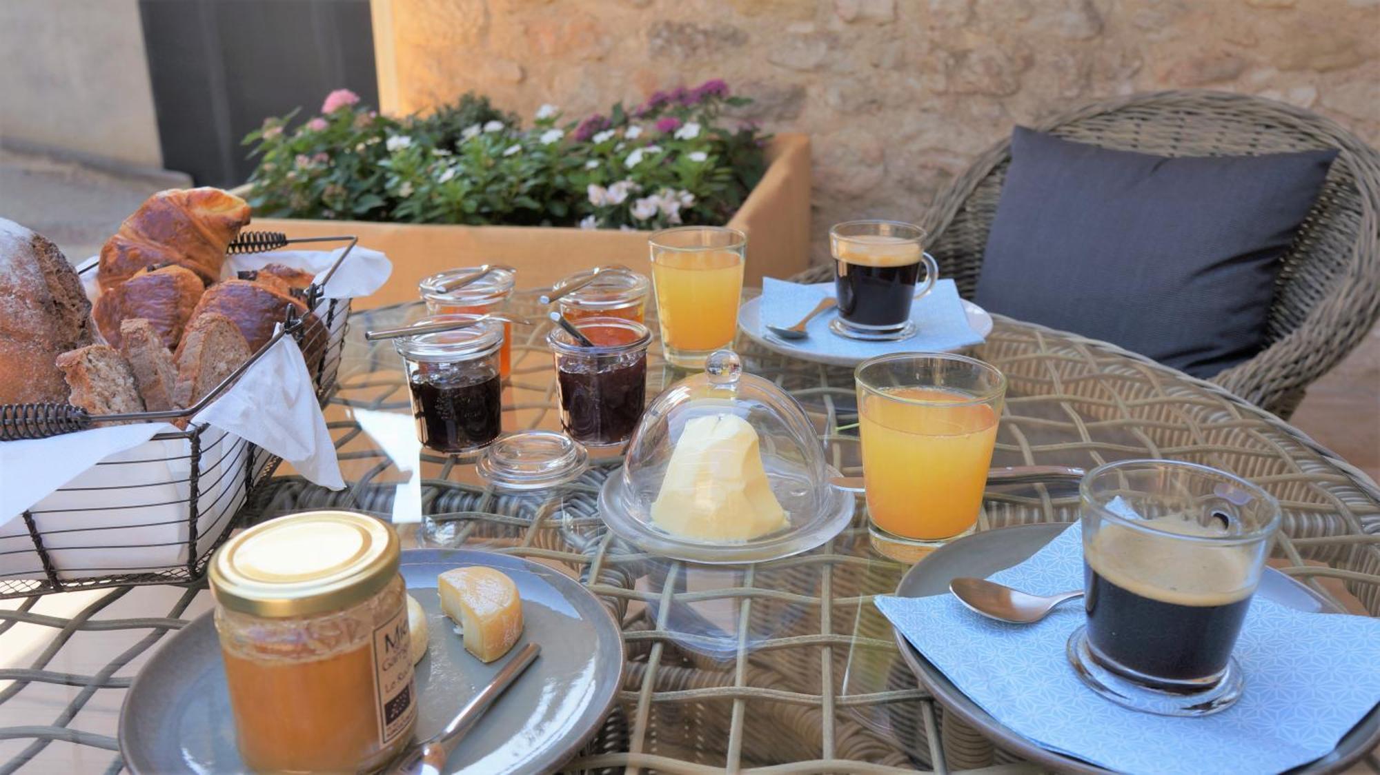L'Ostal - Bed & Breakfast - Chambres Et Suites De 25 A 40M2 - Spa Saint-Hilaire-d'Ozilhan Екстер'єр фото