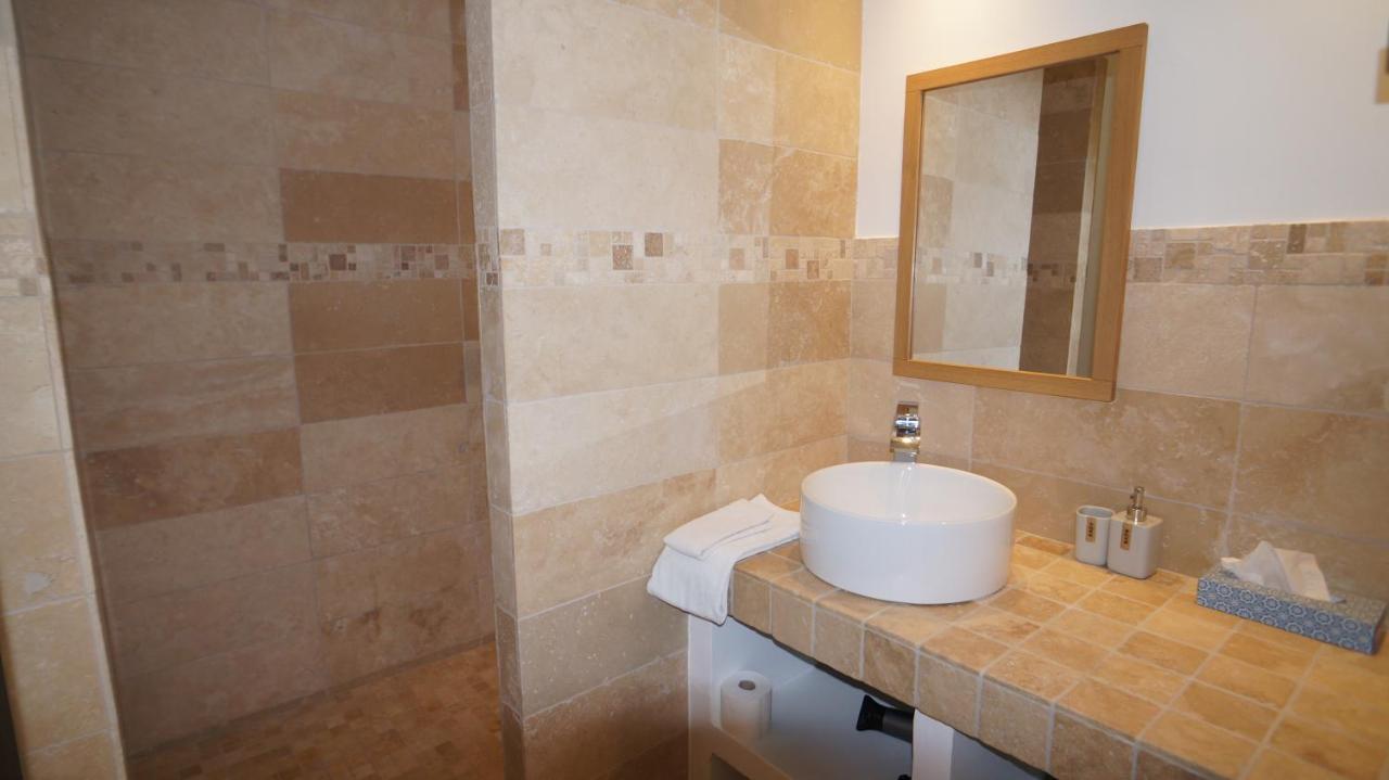L'Ostal - Bed & Breakfast - Chambres Et Suites De 25 A 40M2 - Spa Saint-Hilaire-d'Ozilhan Екстер'єр фото